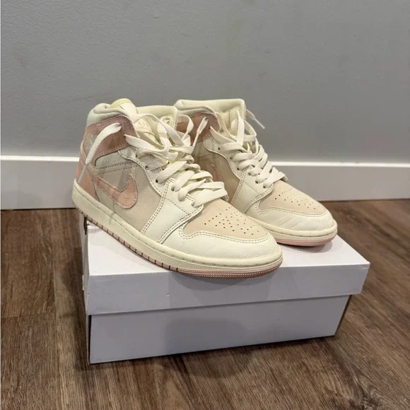 WMNS AIR JORDAN 1 MID SE - Size 7 - UK 4.5 - Picture 2 of 11